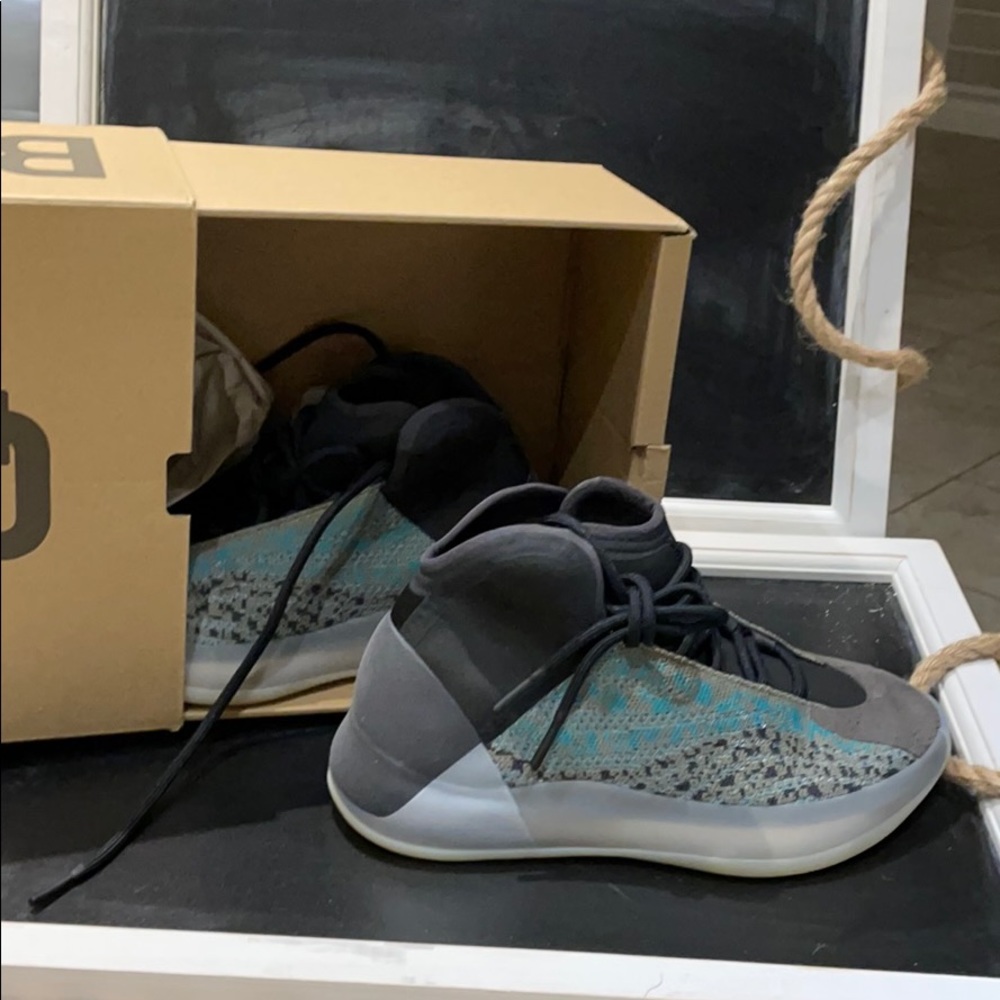 Shoes/ sneakers